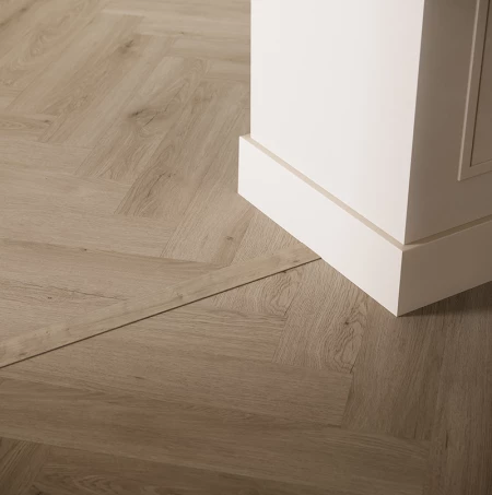 Vinyle à motif chevrons avec profilé de transition et plinthe à peindre