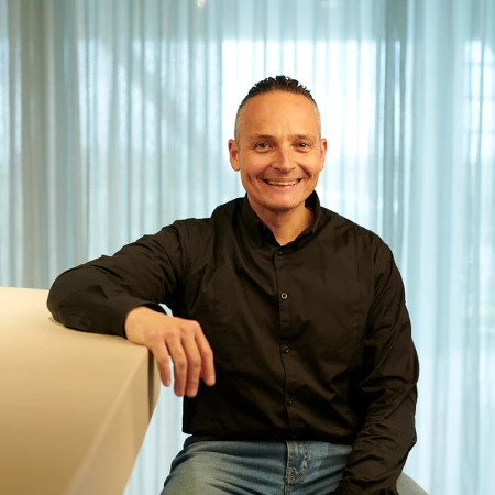Giovanni, responsable technique chez Lamett, est assis au bar dans le showroom.